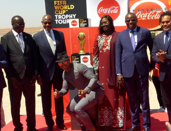 Le trophée de la Coupe du monde à Dakar ou le début du mondial pour le Sénégal