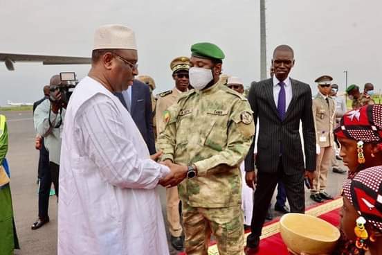 Soupçonné de rouler pour la France, le Mali rejette la mediation de Macky Sall