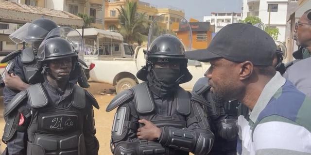 INCROYABLE-REGARDEZ: Les gendarmes cassent la voiture de Sonko pour le sortir de force